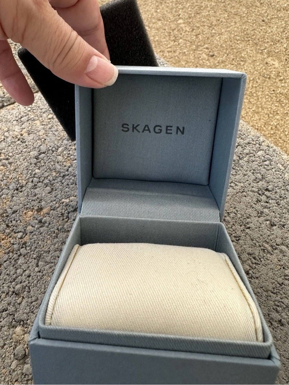 Authentic Skagen Empty Presentation Box with Pillow & Manual - Picture 9 of 11